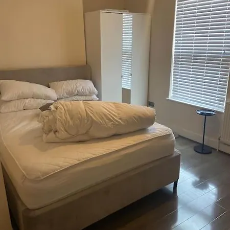 Lovely 2 Bedroom Home With Free Parking